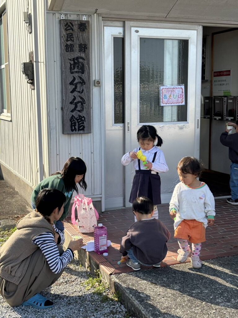 集まる子どもたち（恵さんより提供）