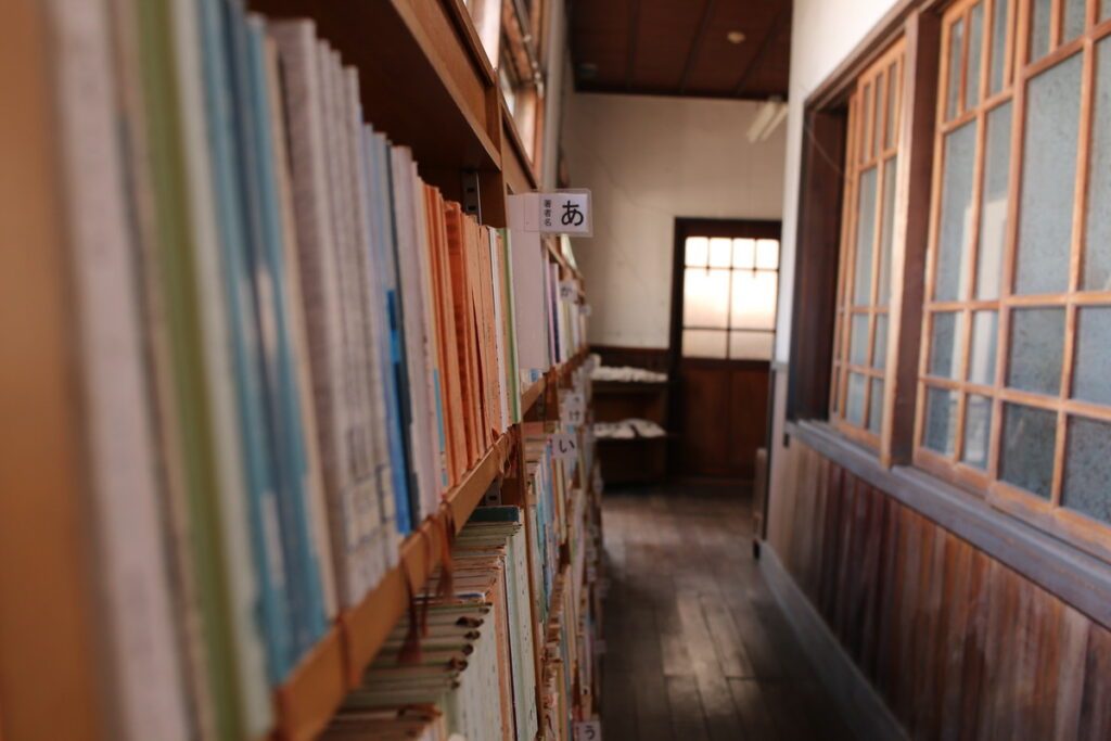 江北図書館は館内全体がレトロな雰囲気に包まれている（岩根卓弘さんより提供）