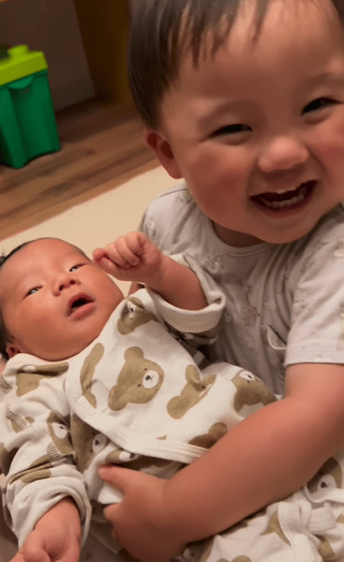 【写真6枚】次男くんと長男くんの様子（@baby.mi8さんより提供）