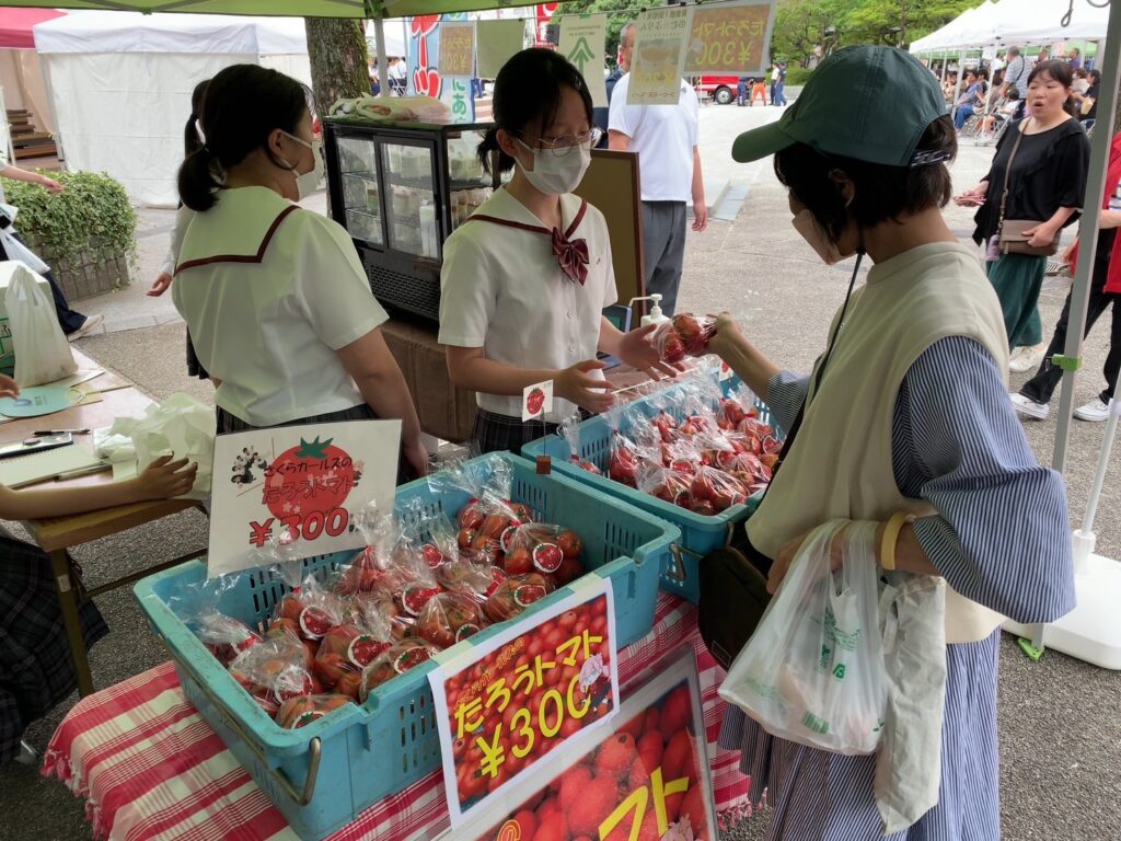 トマトを販売する生徒たち