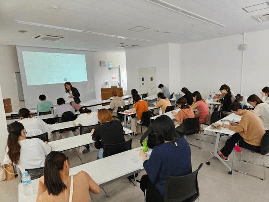 【写真4枚】実際の講演の様子（@nao_hugmelabさんより提供）