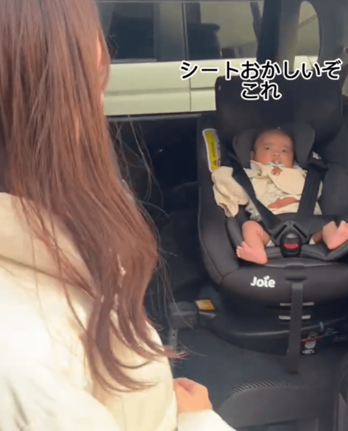 車に乗せられた赤ちゃん。表情をよく見ると…「こんな赤さん初めて見た」「とりあえずごめんなさい」の声