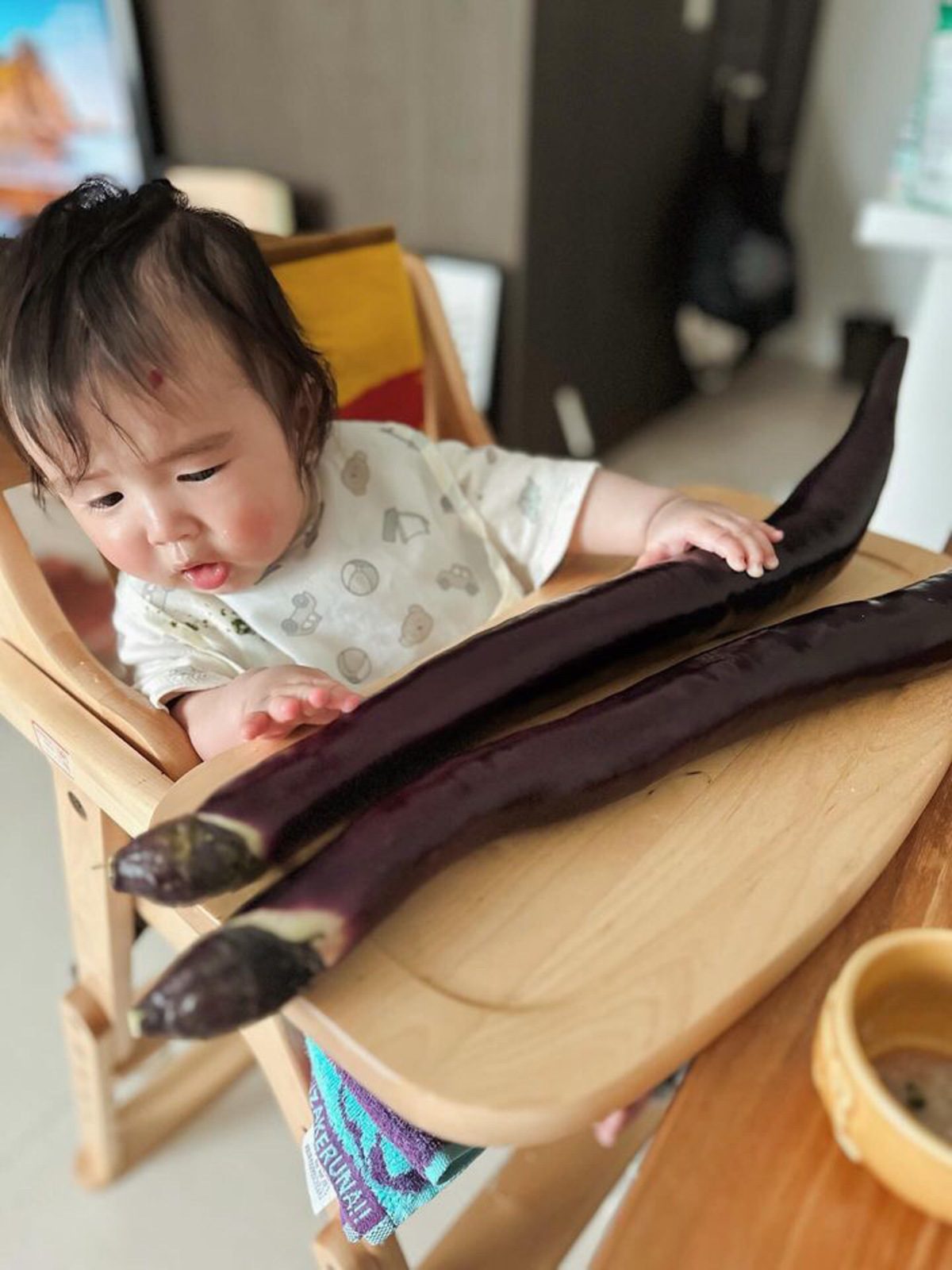 八百屋でナスを買ったら…子どもに似合った姿に「な、ナスがそう変化するとは…」「気づいて吹き出しました」の声