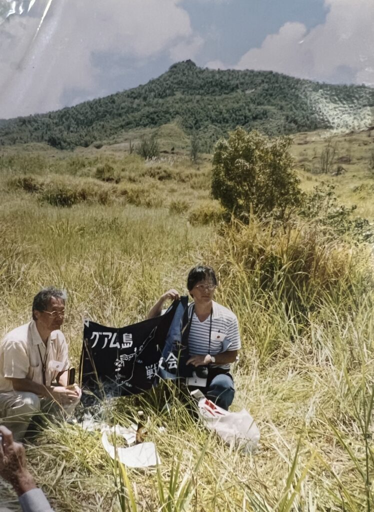 叔父が戦った山を背に