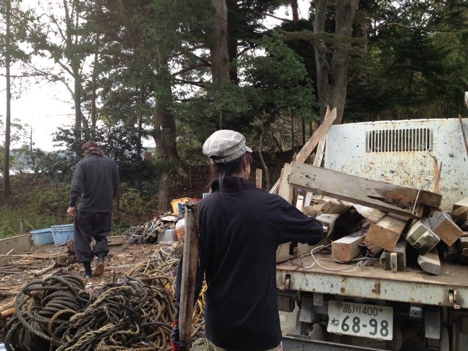 東日本大震災の際に災害ボランティアをする新田さん