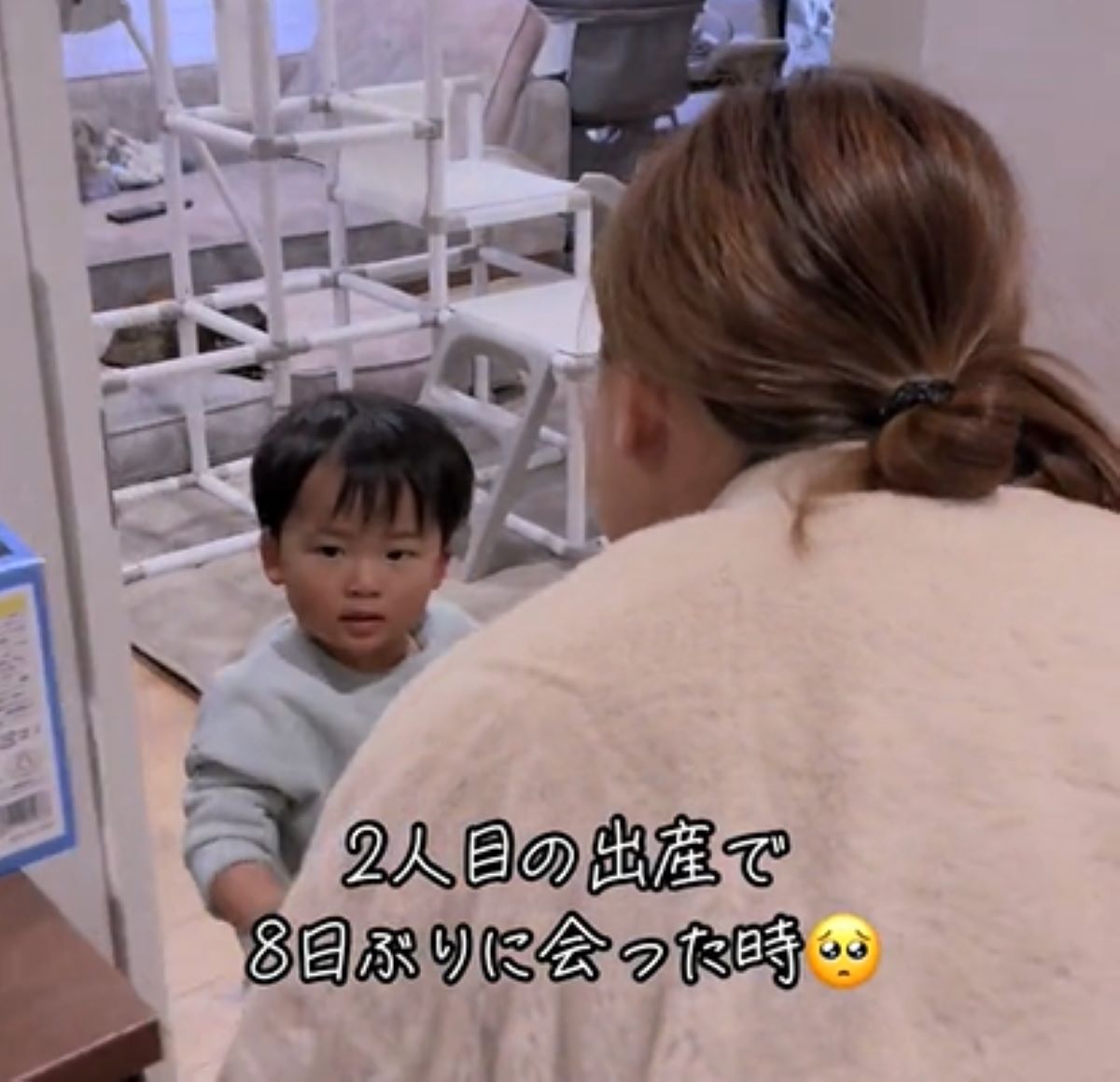 出産後の母と8日ぶりに会った1歳長男　しかし、母に抱きしめられた直後「涙出ます」「お子さんの顔が物語ってる」「愛おしい」の声