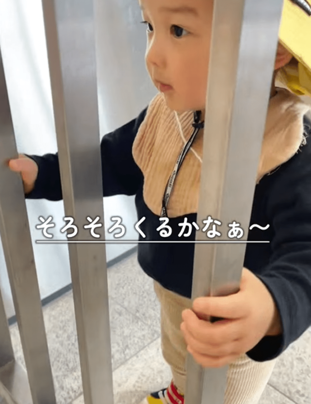 パパを駅で待つ2歳児。パパが来た瞬間…！？「パパさんも素敵」「不覚にもウルっと」