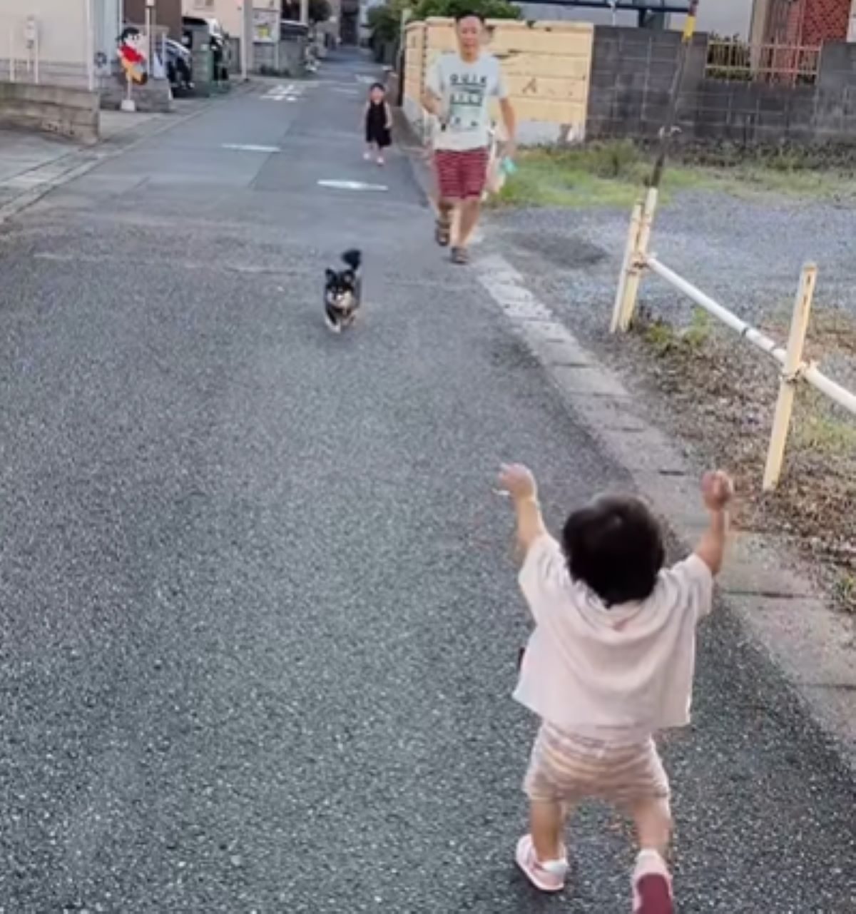 両手を広げ、パパ達の出迎えをする1歳児　しかしよく見ると…！？「世界一可愛い」「尊すぎ」「もう最高」