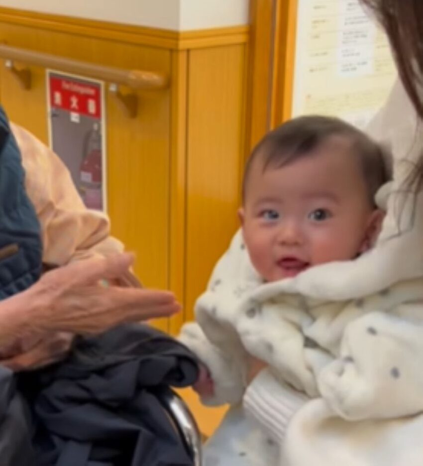 じいじのお見舞いに来た1歳…その行動に「泣けます」「最高の栄養剤」「元気の源」