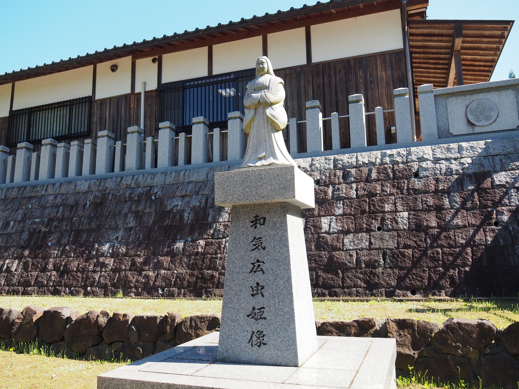 和気神社の和気広虫像