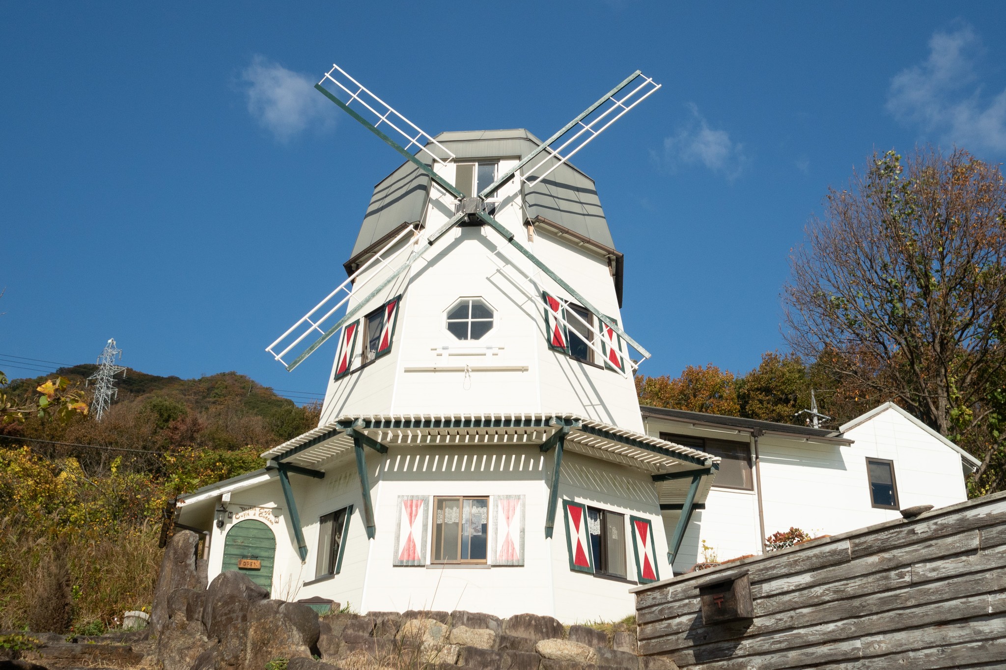 “オランダ風車”を模したカフェはセルフビルド。世界各地を旅し’96に小豆島に辿り着いた家族の軌跡とこれから。　