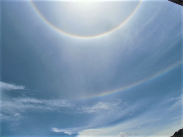 え？逆さの虹？偶然現れた情景を小学生がタブレットで撮影「記録に残したい！」　香川・高松市