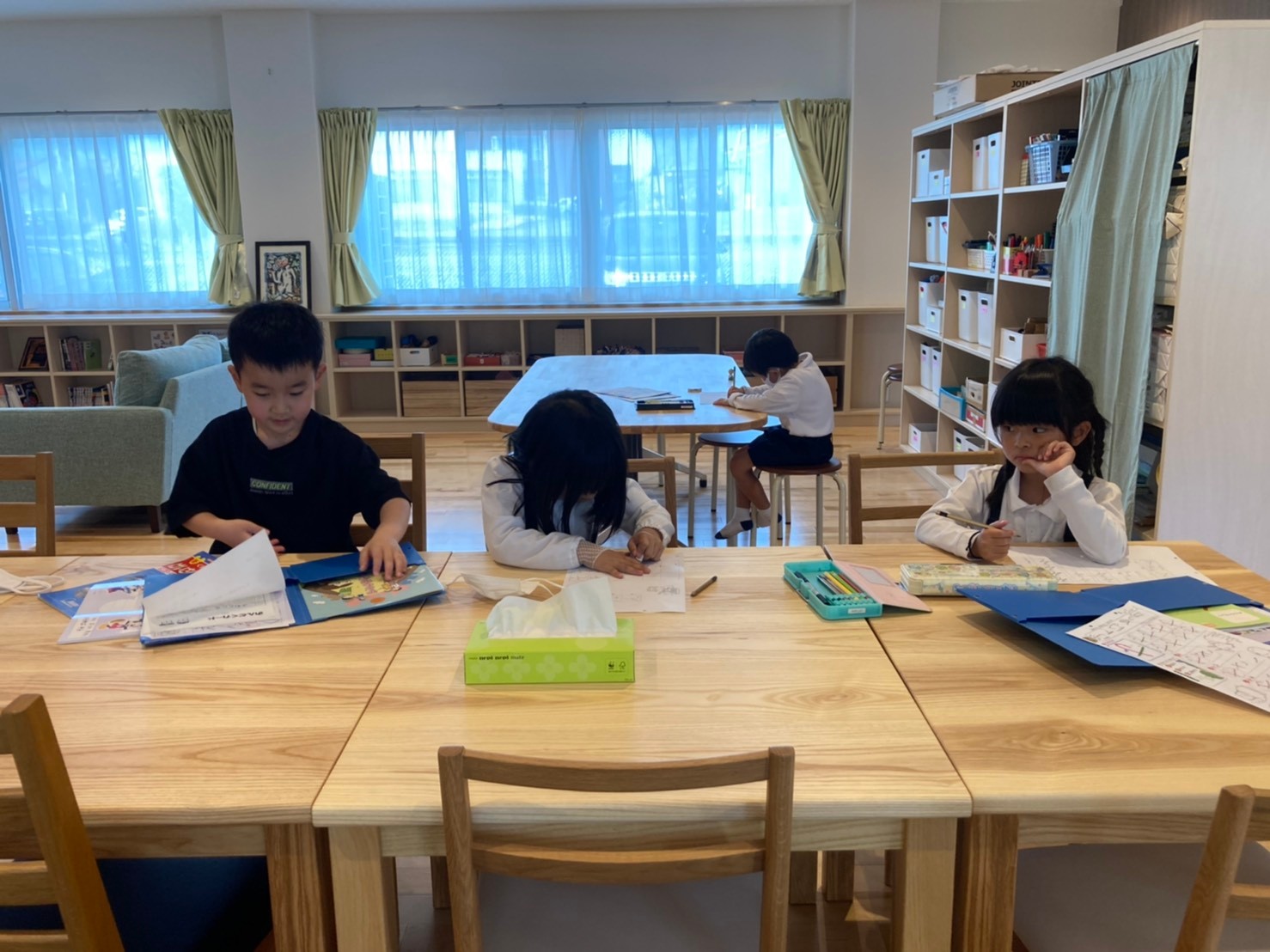 部屋に入る…小学生たち