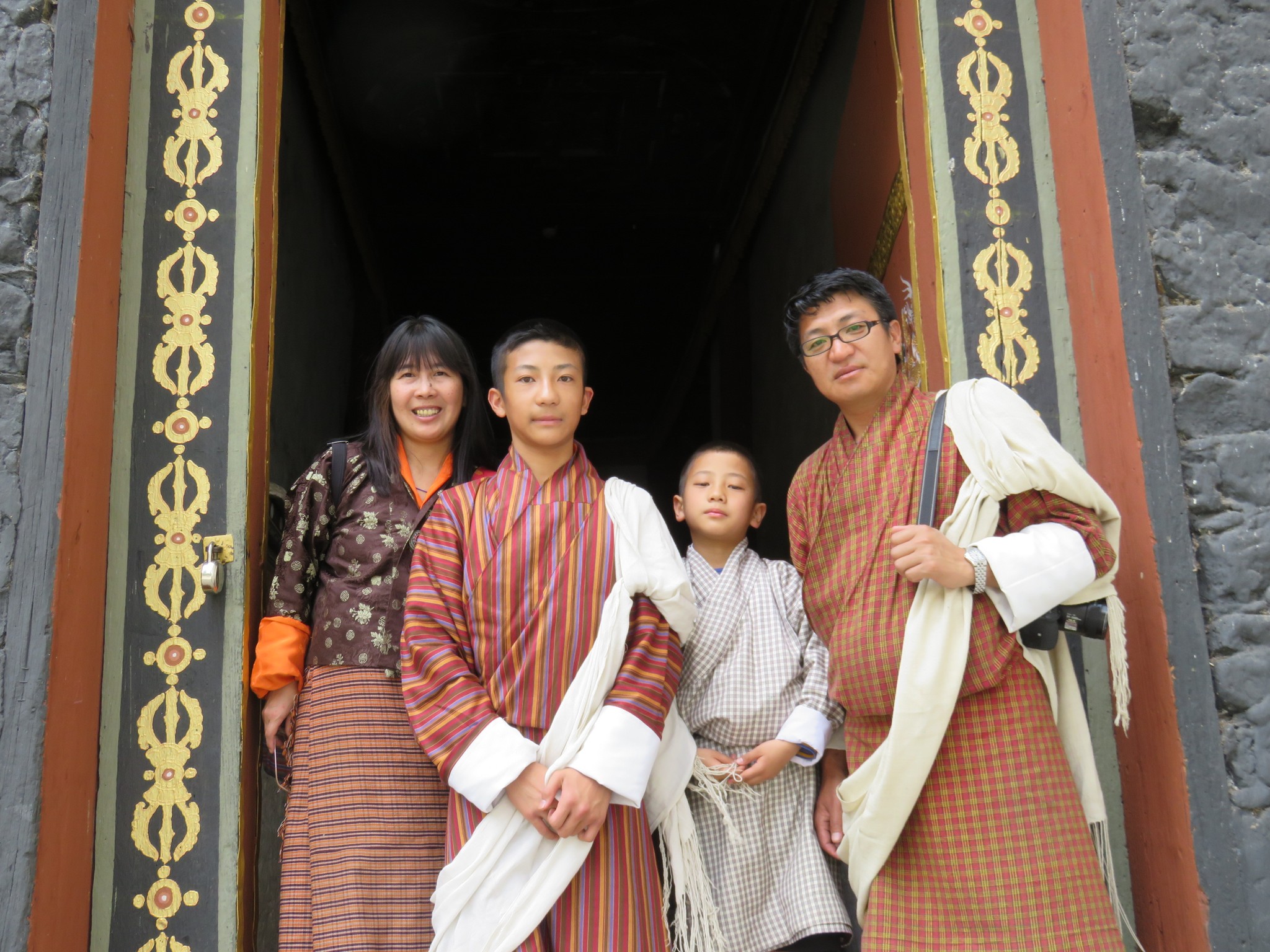 ブータンの正月に考えたい　「いてくれるだけでいい」という幸せの価値観