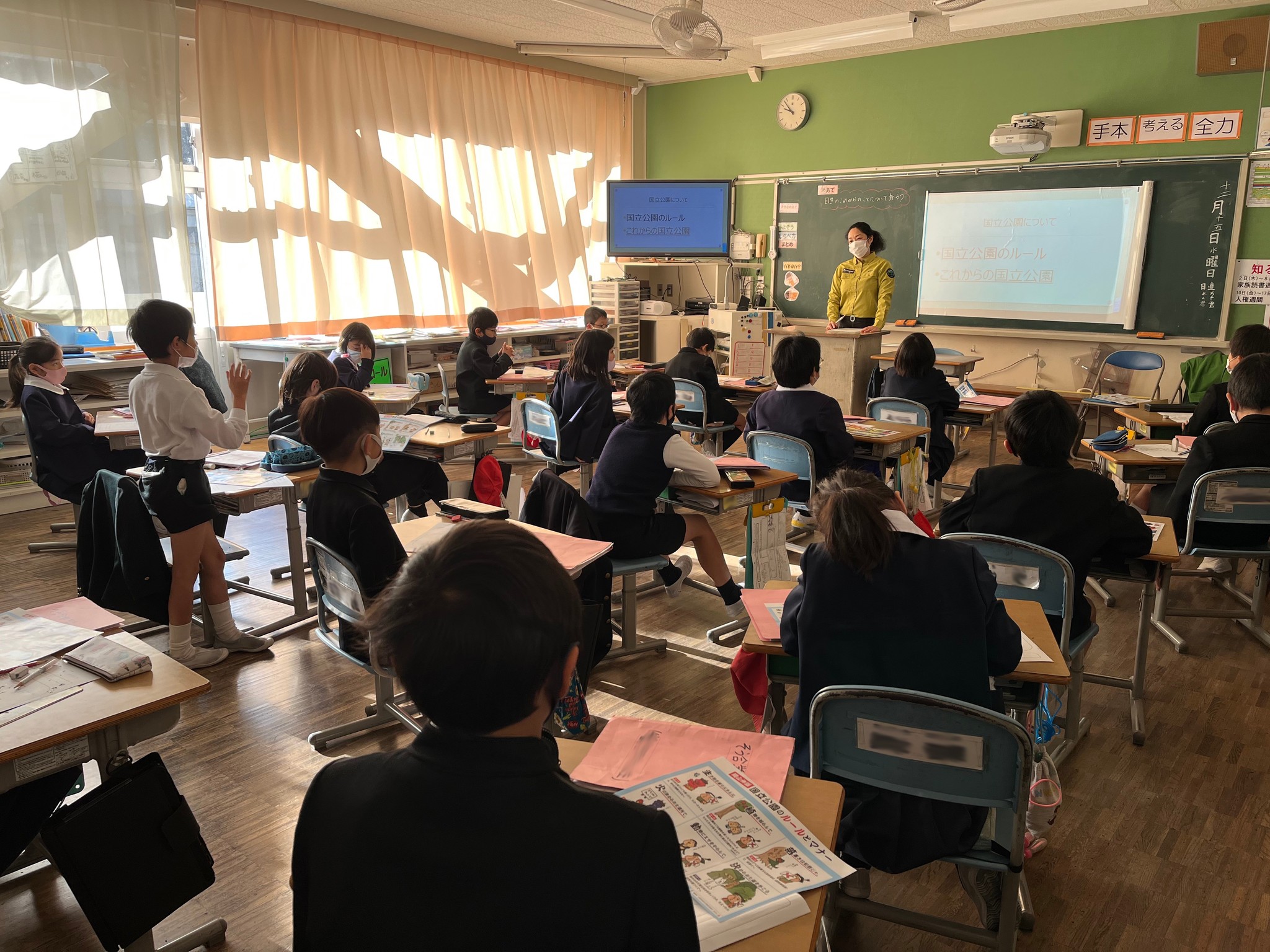 小学校で国…る古川さん