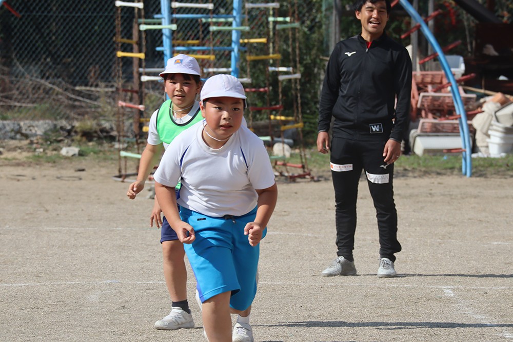 離島の小学生「サッカーの試合をしたい」　願い叶えるサッカー教室、笠岡・北木島で開催