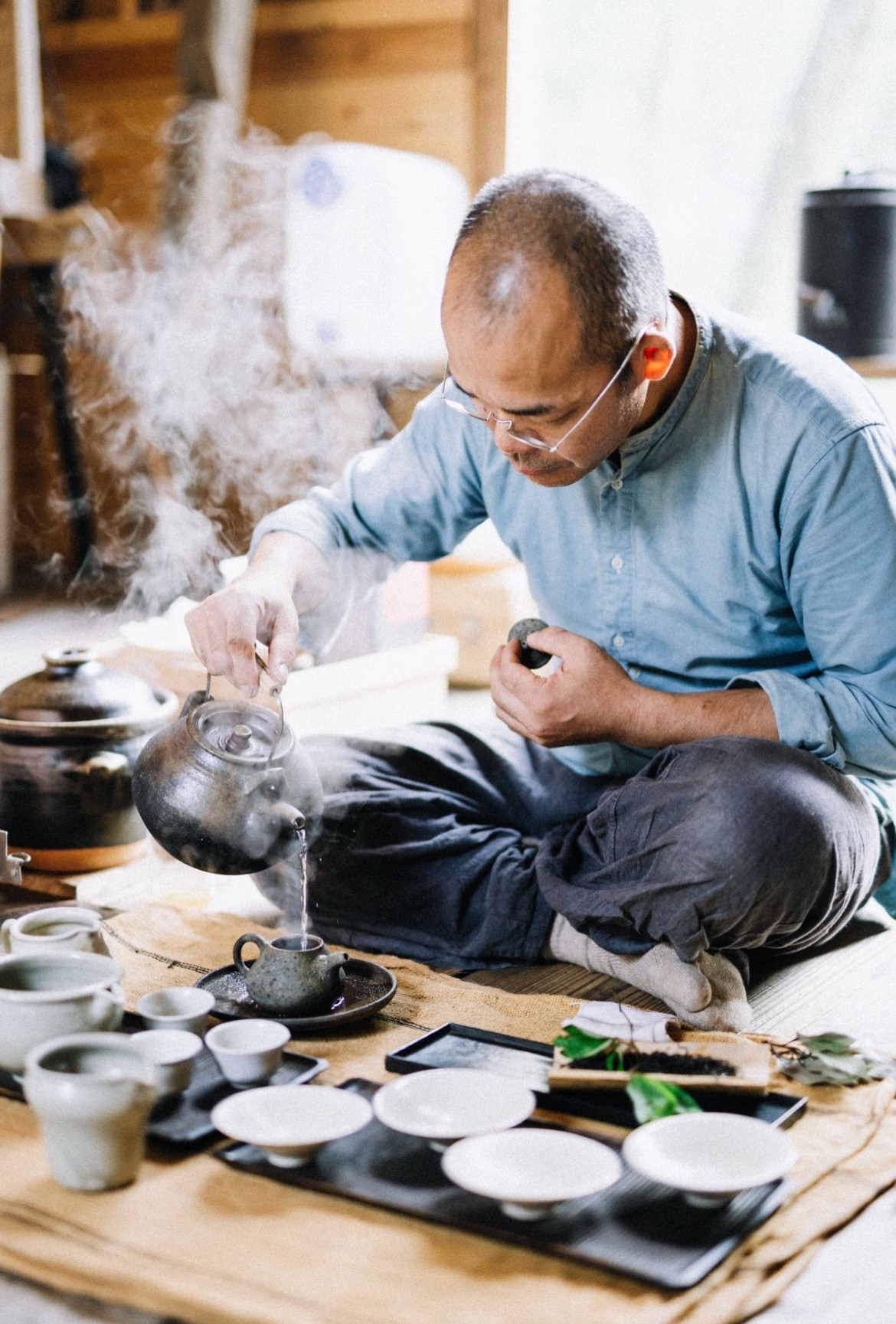 大自然で茶会を開く異色の茶人 「全力で遊んでみる」という、新たな茶との向き合い方 – ほ・とせなNEWS