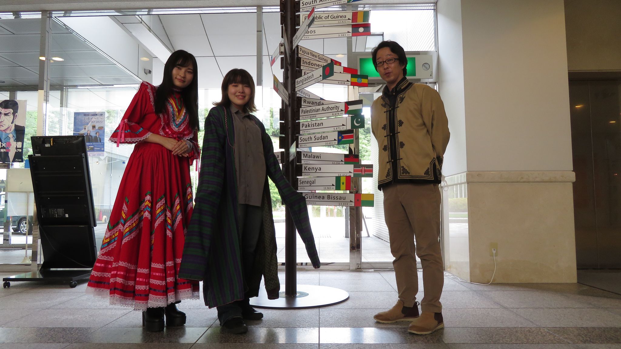 JICA中国へのフィールドワークで民族衣装に身を包む塾生たち