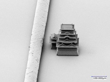 髪の毛と同じ大きさのお城！？　実物の1/170,000の模型に「凄すぎる」「落としたら絶望」