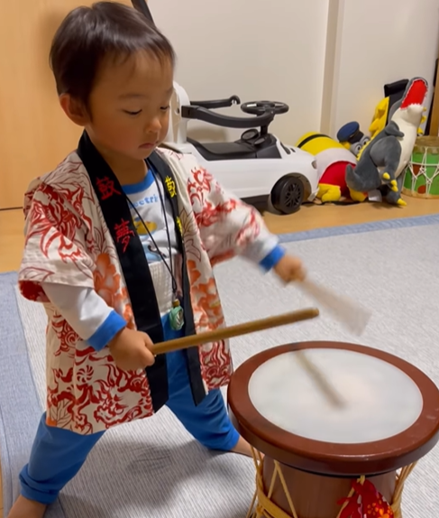将来は太鼓の”プロ”に　3歳にして太鼓を上手に叩く姿に「天才」「レベル高い！」など多くの声