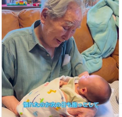 90歳差のひ孫の”初めての抱っこ”に涙ぐむ曾祖父　320万回再生された動画には「感動した」「涙が出た」の声