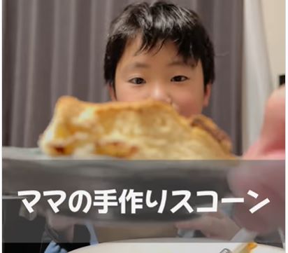 1つのスコーンを「どうぞどうぞ」長男と父で譲り合い　その様子に、母「優しさの交差点で事故起こしてます」