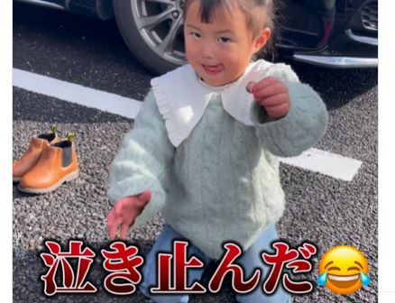 駐車場で泣き止まない3歳妹に対して寄り添うお姉ちゃん　4歳姉の妹思いの行動に親も「神ですか？」