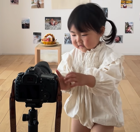 自撮りする2歳児　出来上がった写真を見てみると…そのクオリティに「天才かわいすぎ」「将来カメラマンですか」の声