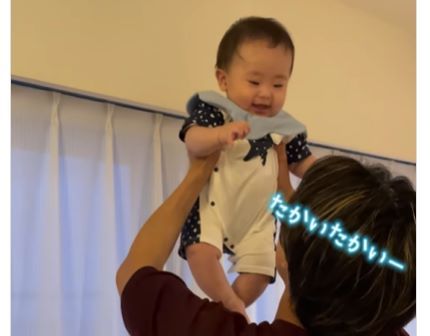 パパ「たかいたかーい！」0歳息子を持ち上げた、次の瞬間…予想外の展開に「癒されました」「何度見ても可愛い」「パパはメロメロですね」