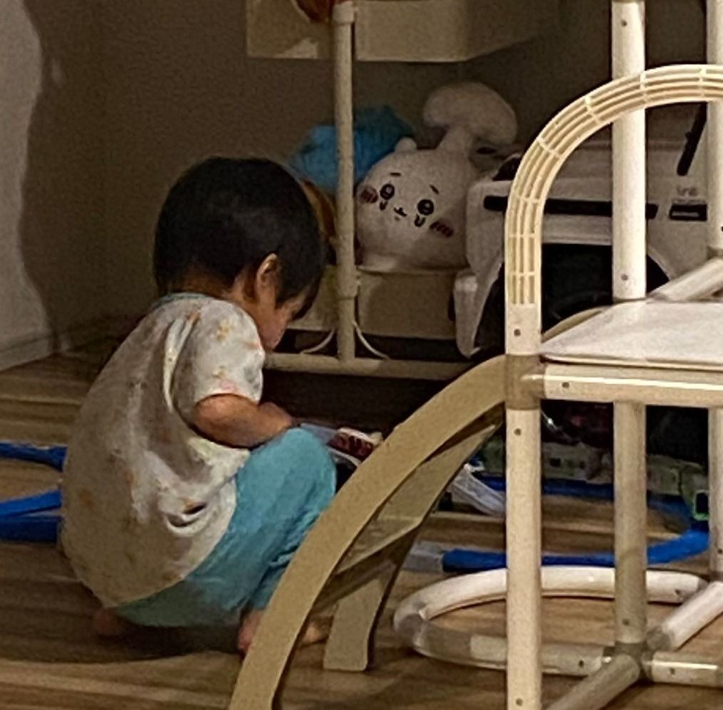 夜9時、リビングにいる2歳児　しかしよく見ると…暗闇に浮かぶ姿に「幼子の暴威」「お疲れ様です」「寝落ちするパターン」