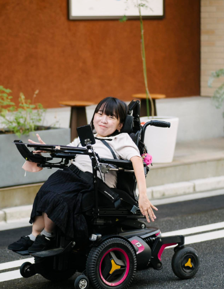 「みんなは歩いているのに私は歩けない」難病で幼い時から車いす生活を送る少女　自身の体を受け入れ立ち向かう原動力とは